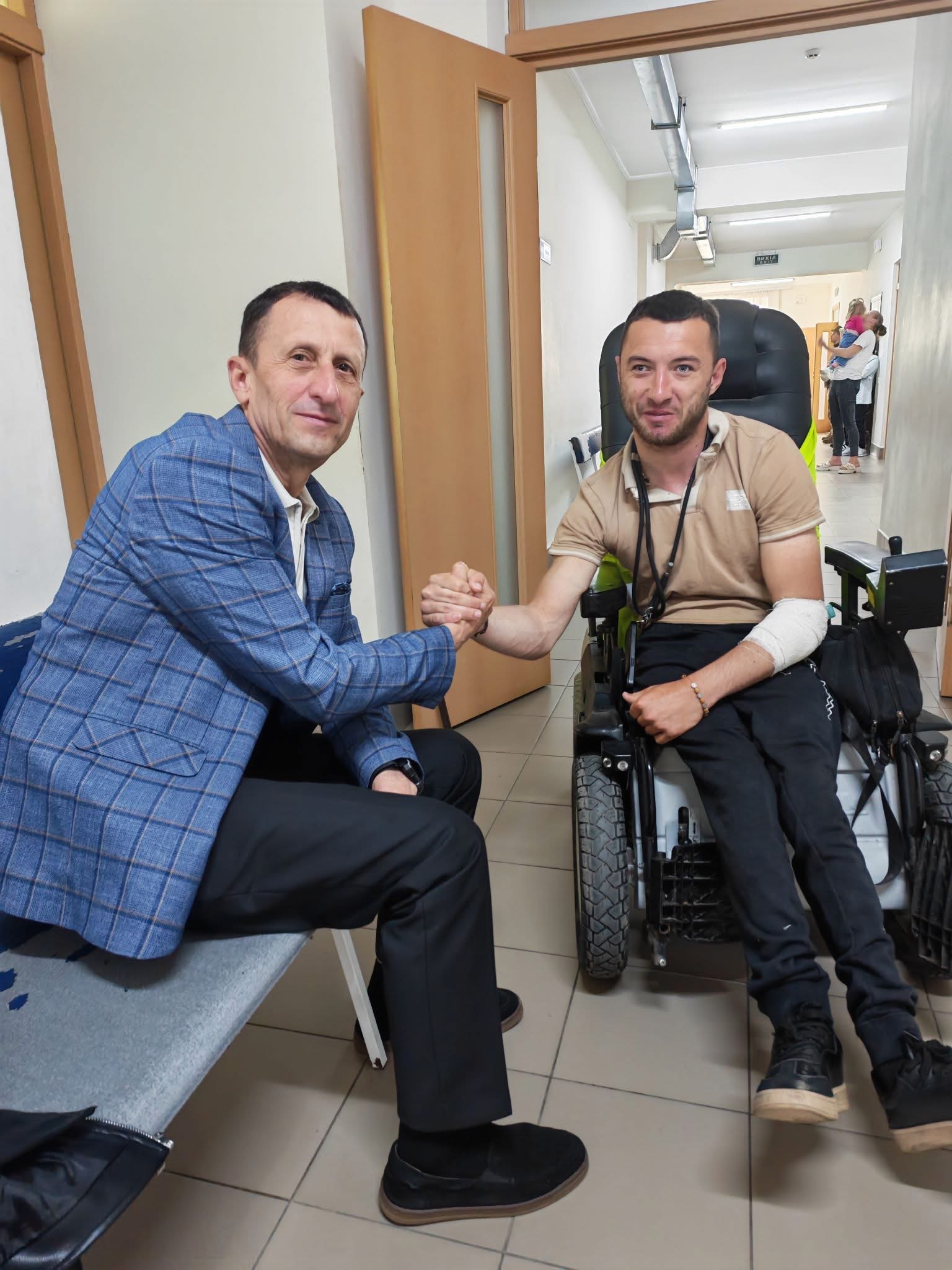 У Княждворі травмувався житель на кріслі колісному через стан дороги: …