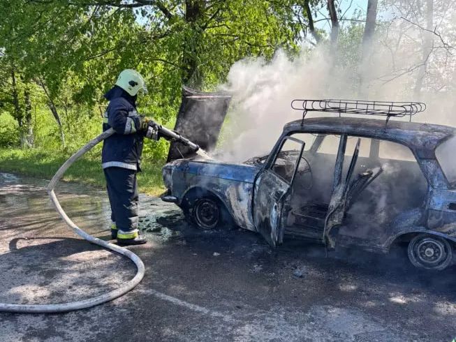 У Коломийському районі зайнявся легковик — обійшлося без постраждалих