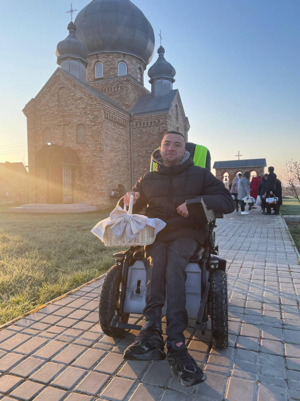 У Коломийському районі чоловік на візку постраждав через яму на …