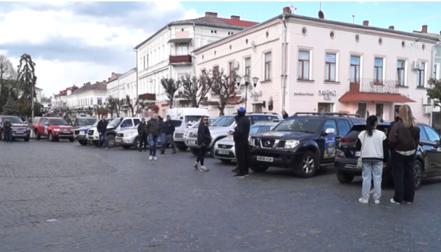 У Коломиї волонтери з Британії передали військовим 31 автівку