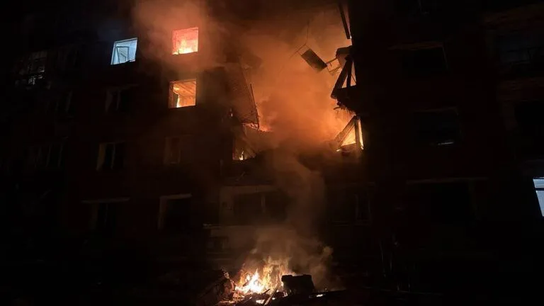 У Конотопі Шахед влучив у багатоповерхівку: зруйновано три поверхи, є …