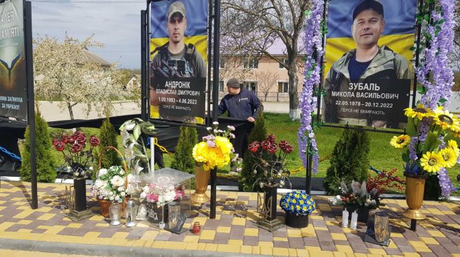 У Корманському окрузі Алею Слави впорядкували разом із родинами загиблих …