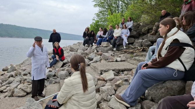 У Кормані школярі дізналися, як моніторять якість води в Дністрі