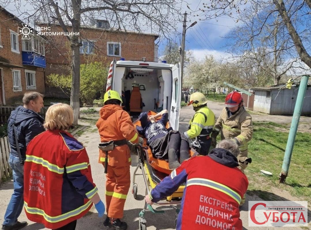 У Коростишеві рятувальники відчинили двері квартири, де перебувала жінка, яка …