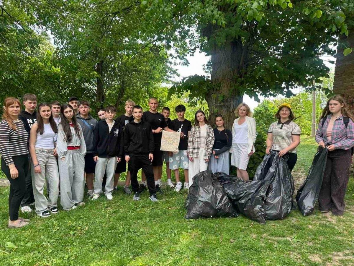 У Корці волонтери провели толоку на території замку князів Корецьких