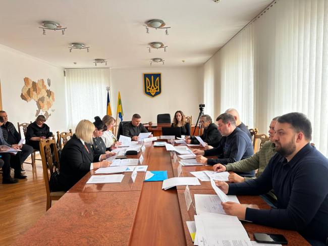 У Костополі виконком не погодив розміщення реклами та смокера