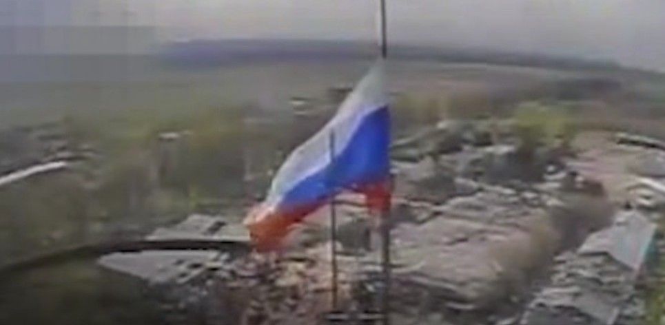 У Костянтинівці дронарі штурмового полку "Луганськ" прибрали російський триколор, розміщений …