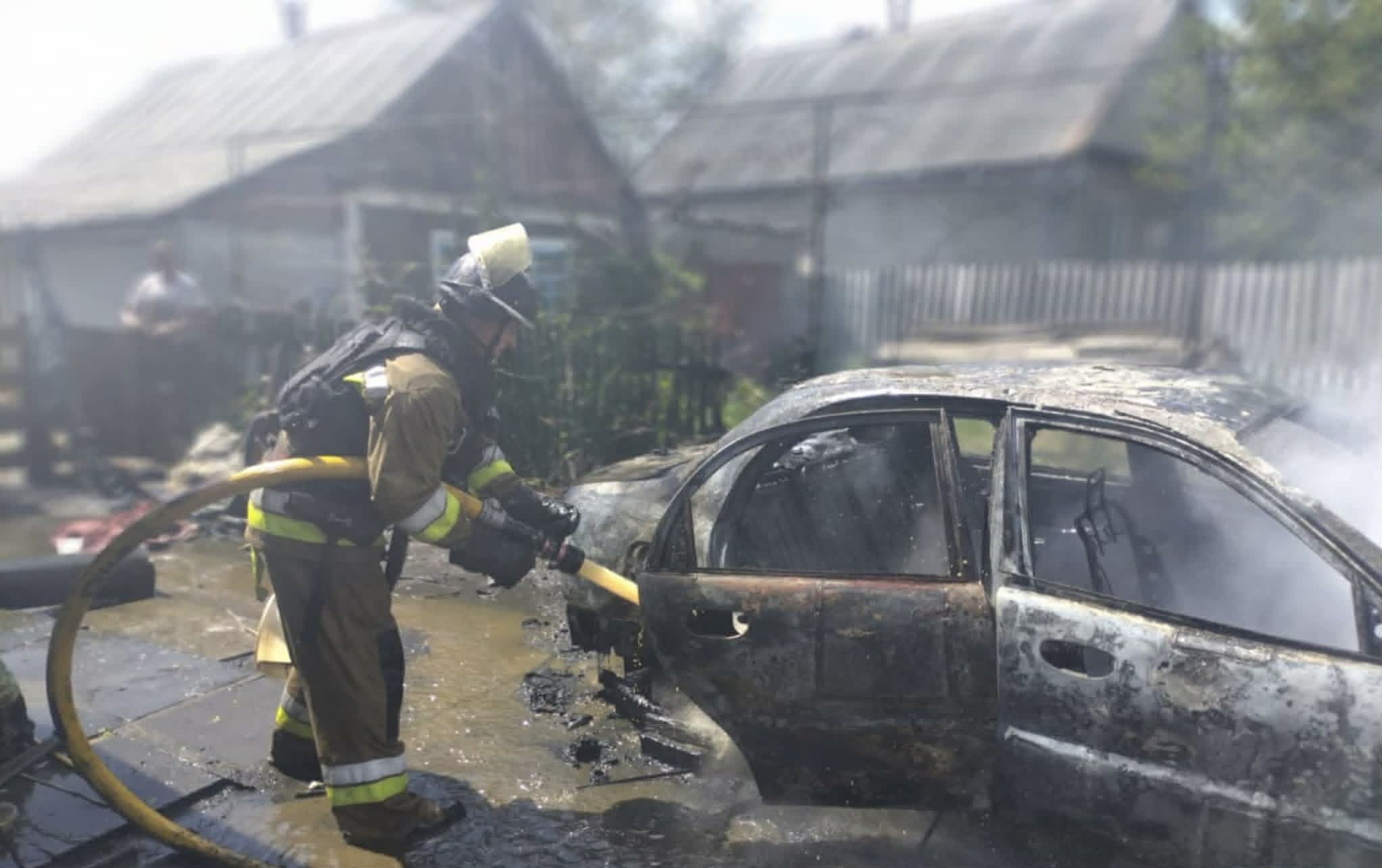 У Краматорську ліквідували пожежу в гаражі і автомобілі