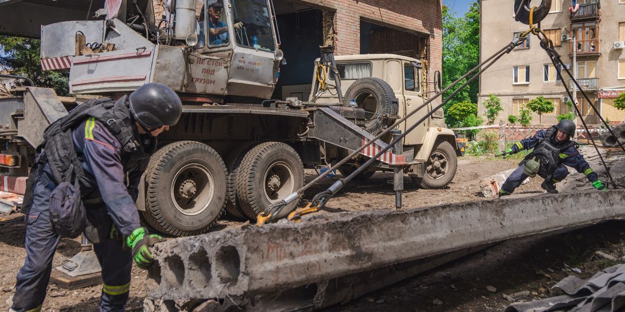 У Краматорську демонтували аварійні конструкції будівлі, пошкодженої внаслідок російської атаки …