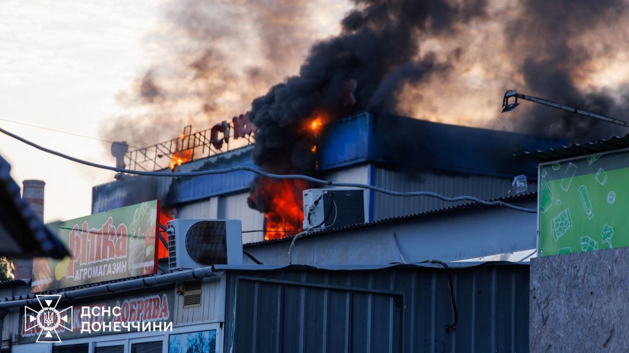У Краматорську майже 10 годин гасили пожежу на ринку після …