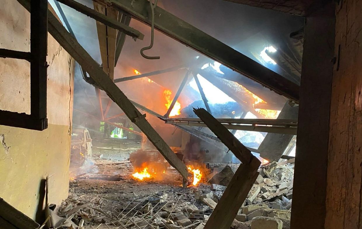 У Краматорську після ворожого удару рятувальники вивільнили людей із заблокованих …