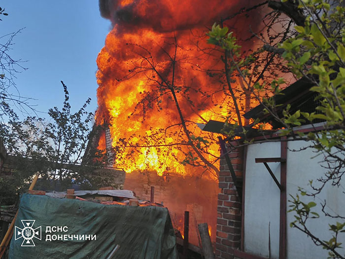 У Краматорську рятувальники ліквідували пожежу в приватному секторі, спричинену ворожим …