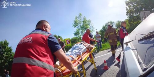 У Кременці після ДТП з понівеченого авто рятувальники деблокували жінку …