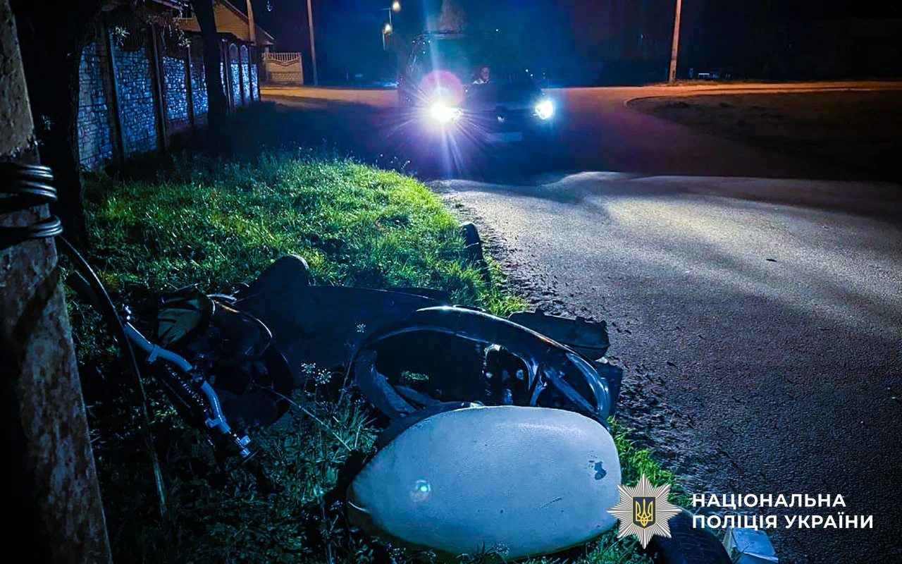 У Кременчуці мопед врізався в електроопору: серед травмованих – підліток