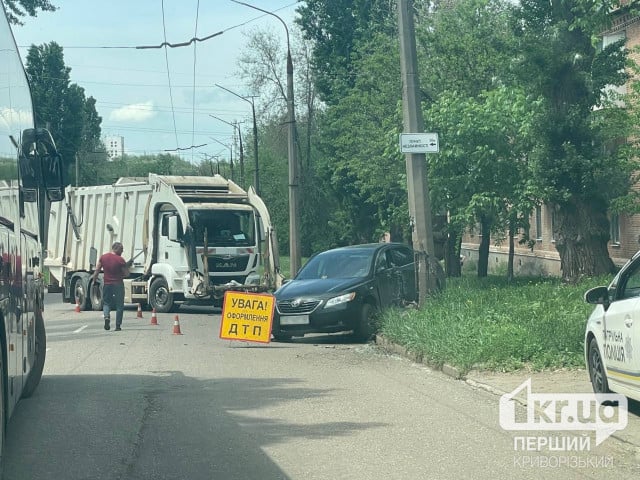 У Кривому Розі вантажівка зіштовхнулася з легковиком