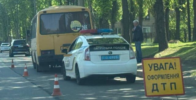 У Кривому Розі маршрутка зазнала аварії: постраждала людина