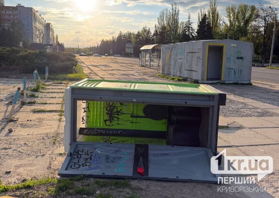 У Кривому Розі перекинули біотуалет біля укриття поруч із цирком
