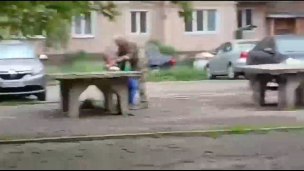 У Кривому Розі чоловік в формі душив дитину у дворі …