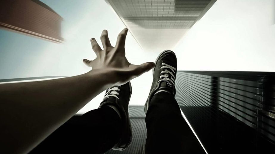 У Кривому Розі чоловік намагався вибратися через балкон і зірвався …