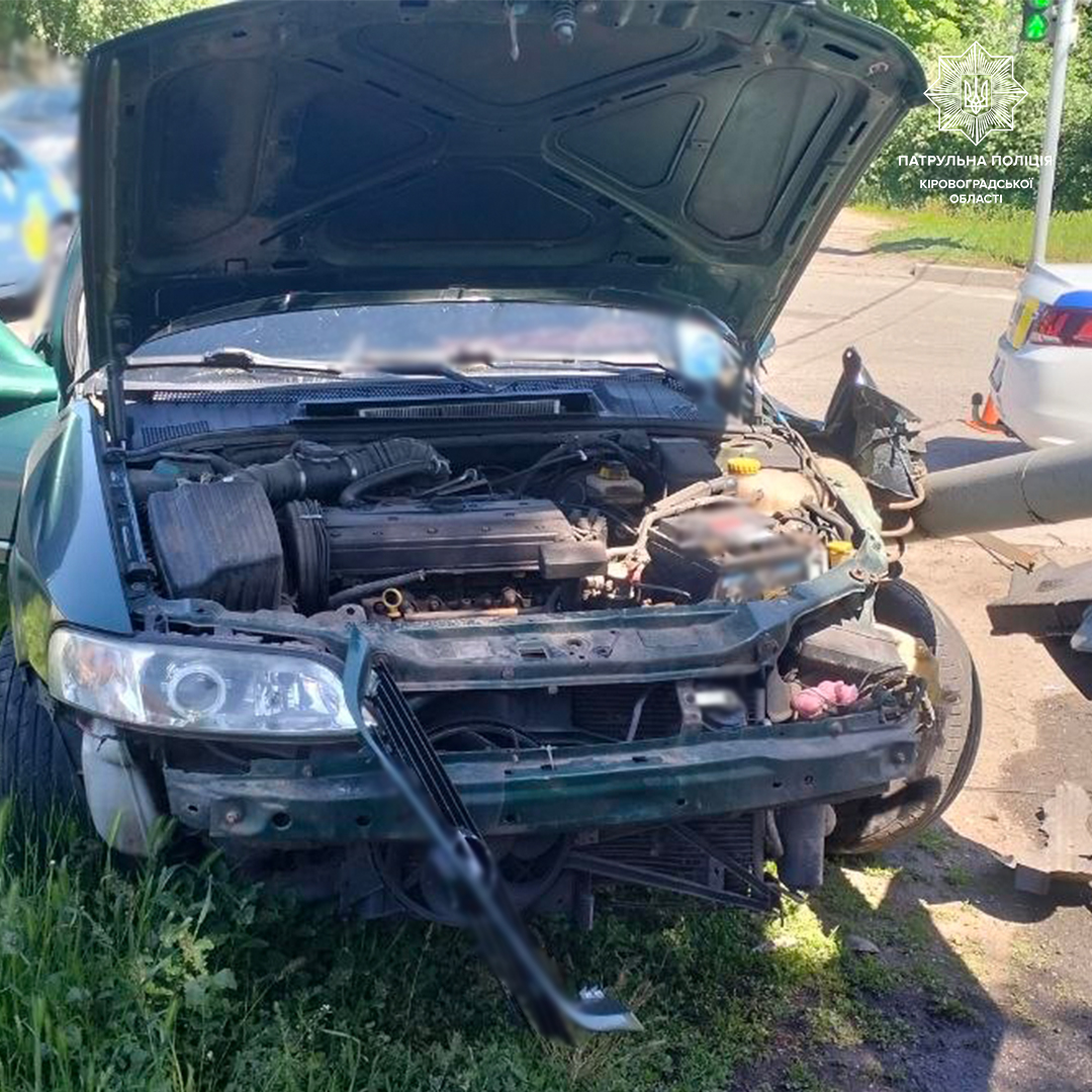 У Кропивницькому водій автівки Opel збив світлофор