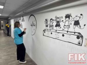 У Кропивницькому волонтери перетворили укриття бібліотеки на унікальний артпростір