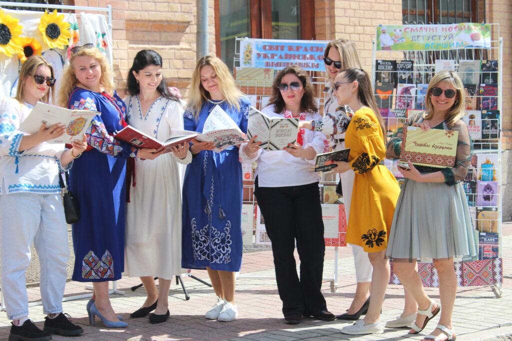 У Кропивницькому до Дня вишиванки відбувся флешмоб та вулична акція