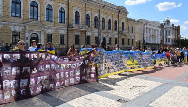 У Кропивницькому розгорнули стяг з портретами тисяч полонених і зниклих …