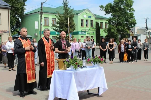 У Куликові помолилися за полеглих воїнів і презентували поетичну збірку