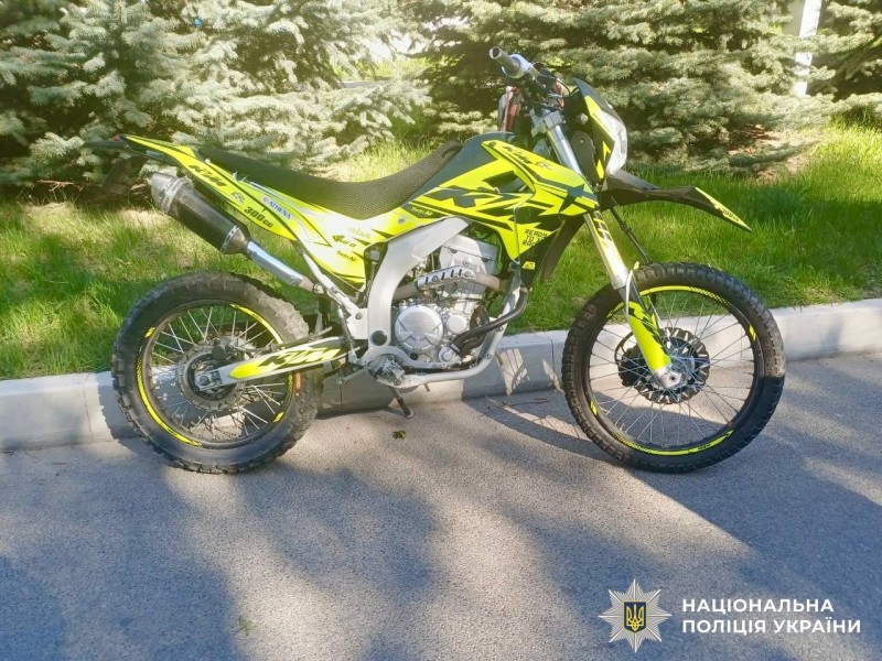 У Ладижині неповнолітній мотоцикліст збив двох школярок