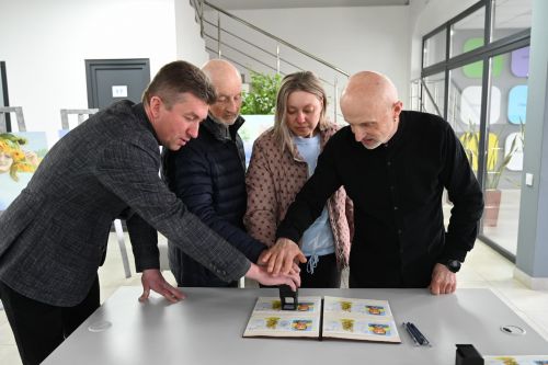У Лановецькій громаді погасили марку до 50-річчя полеглого Героя Олега …