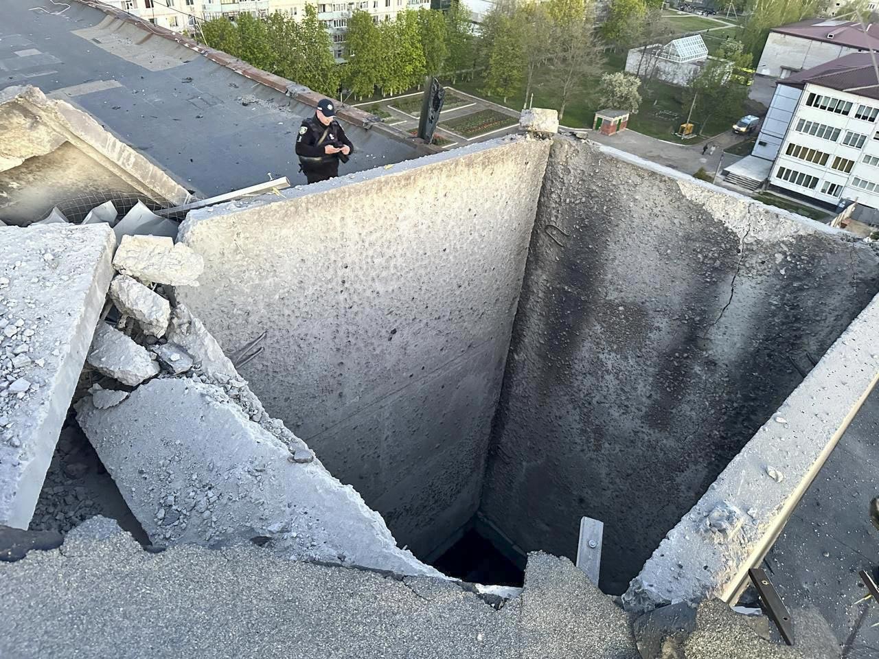 У Лозовій влучання у багатоповерхівку: одна жінка постраждала