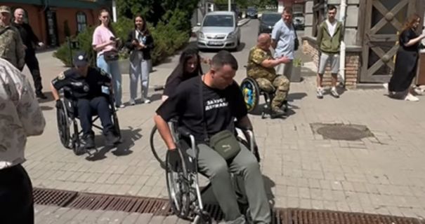 У Луцьку відбулася Хода безбар'єрності: місто перевіряли на доступність