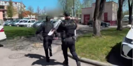 У Луцьку непритомну дівчинку поліцейські занесли до лікарні на руках …