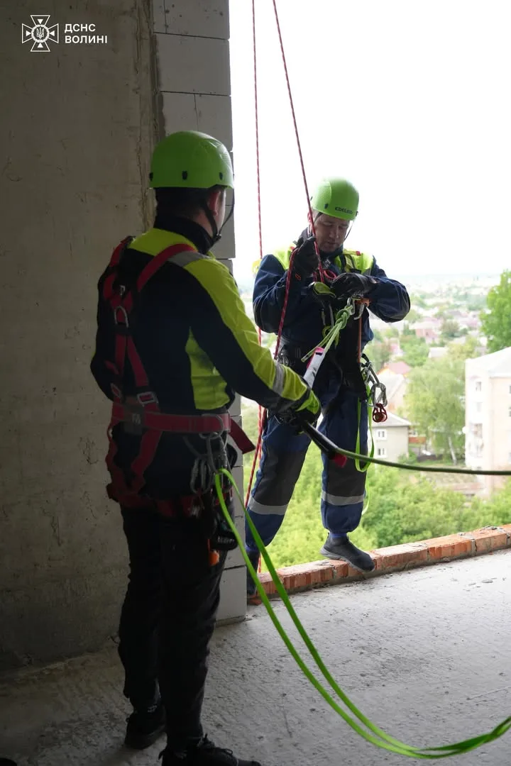 У Луцьку рятувальники вдосконалюють навички на висоті