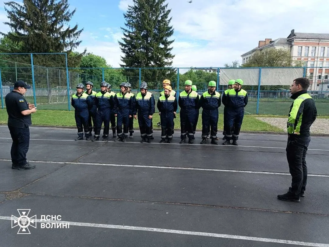 У Луцьку рятувальники проходять тренування з висотної підготовки
