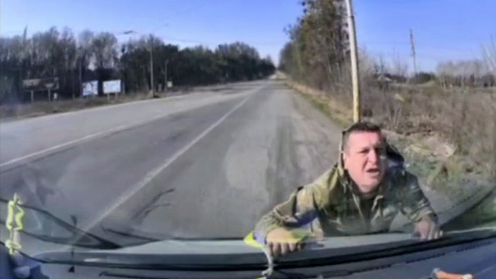 У Луцьку судили чоловіка, який провіз військового ТЦК на капоті …