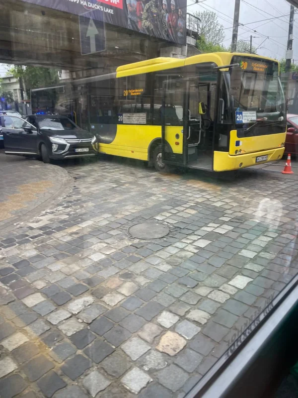 У Львові автобус не розминувся із автомобілем (ФОТО)
