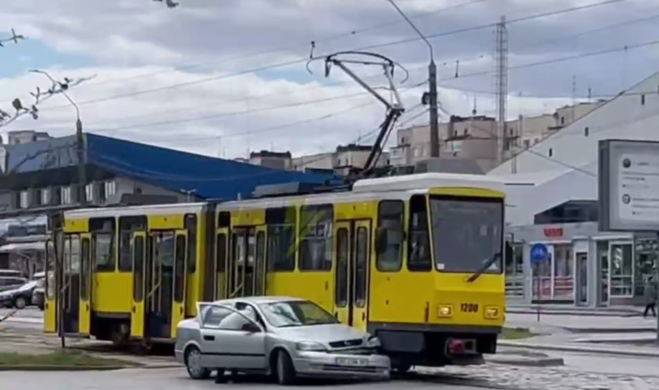 У Львові авто врізалося в трамвай: можливі ускладнення руху (ВІДЕО)