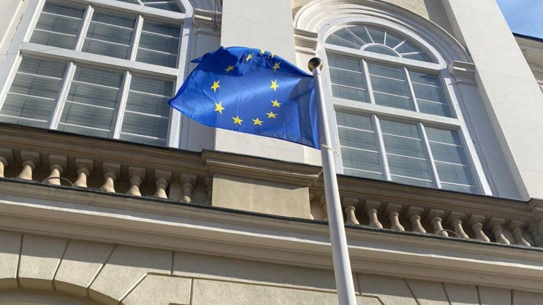 У Львові біля Ратуші підняли прапор Європейського Союзу