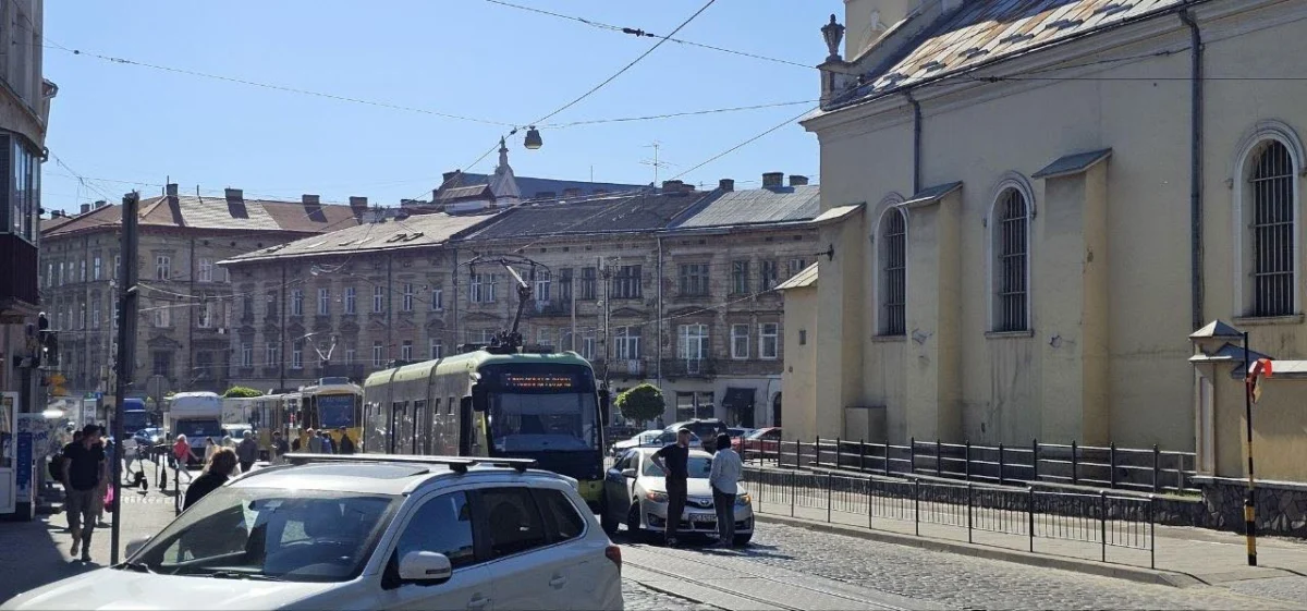 У Львові біля церкви не розминулись автомобілі