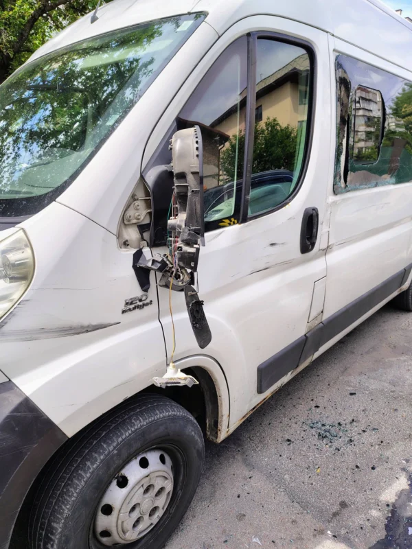 У Львові водій пошкодив бус і втік з місця аварії …