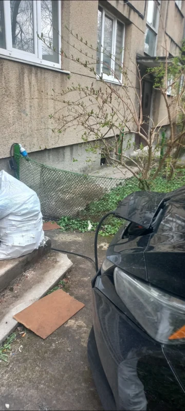 У Львові електромобілі заряджають із підвалу