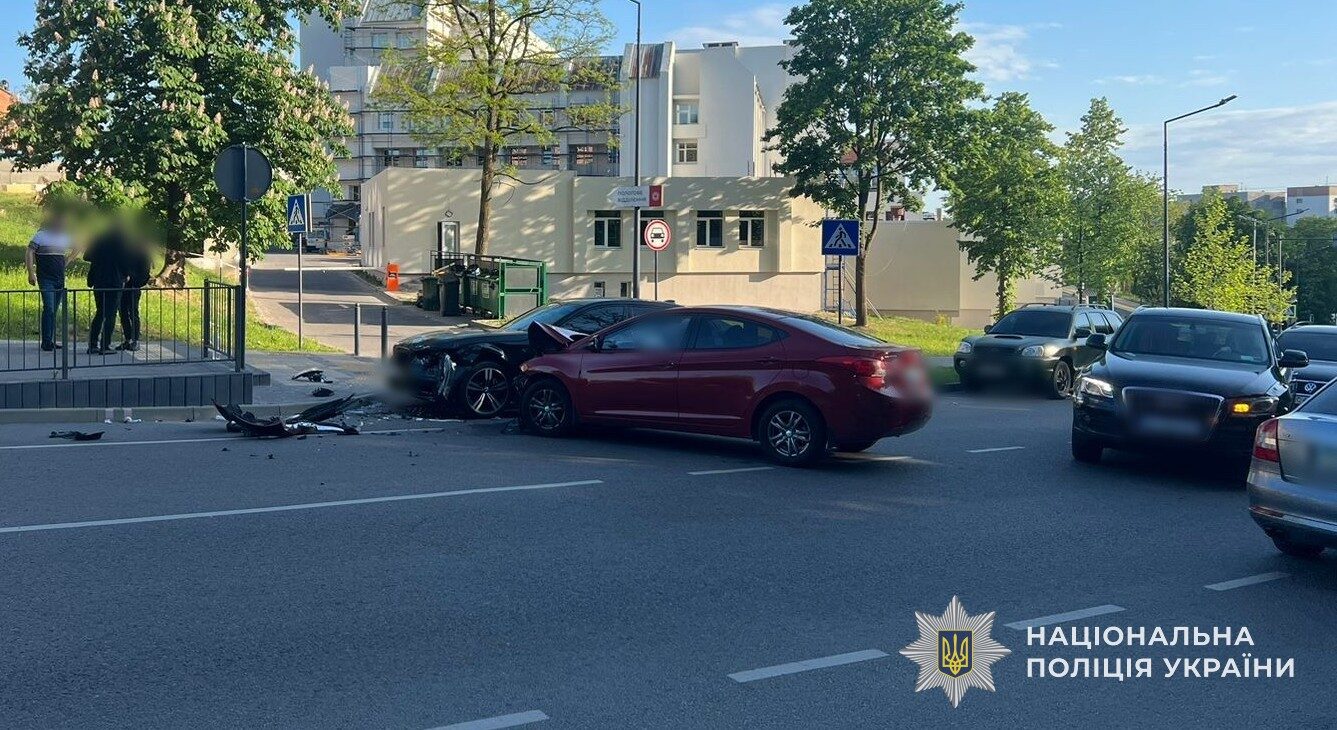 У Львові зіткнулися Hyundai та BMW: постраждала 13-річна дівчинка