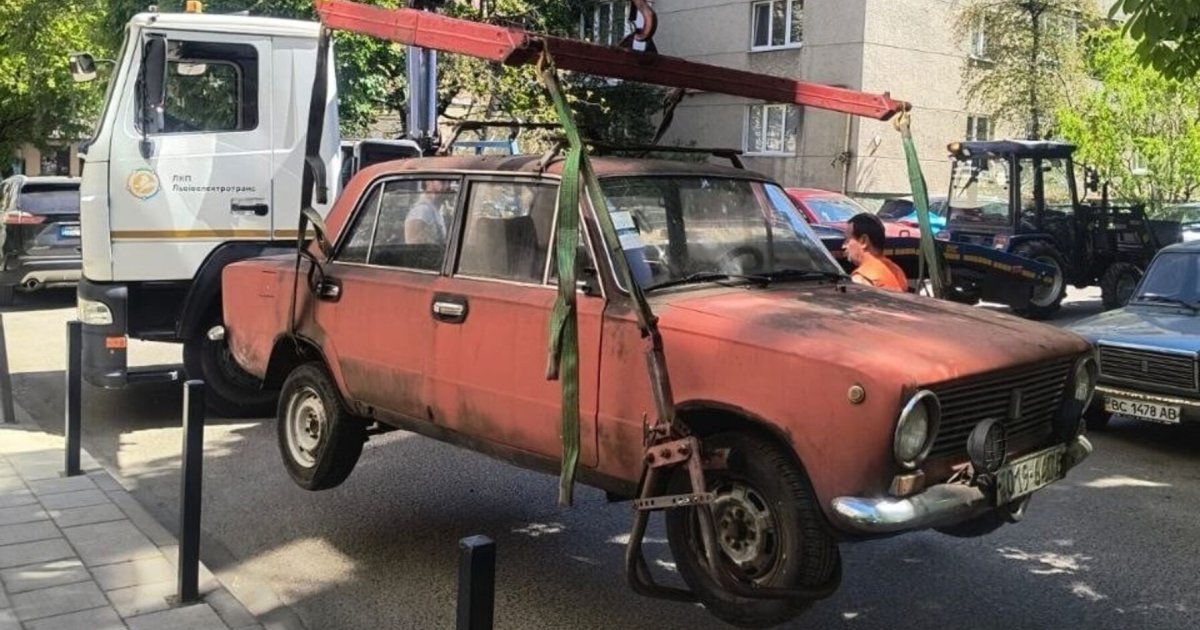 У Львові з вулиць евакуювали ще п’ять покинутих автомобілів — …