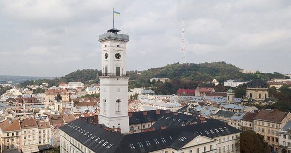 У Львові з оглядового майданчика Ратуші випав і розбився австралієць