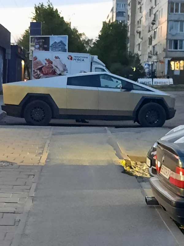 У Львові курсує Tesla Cybertruck (ФОТО)