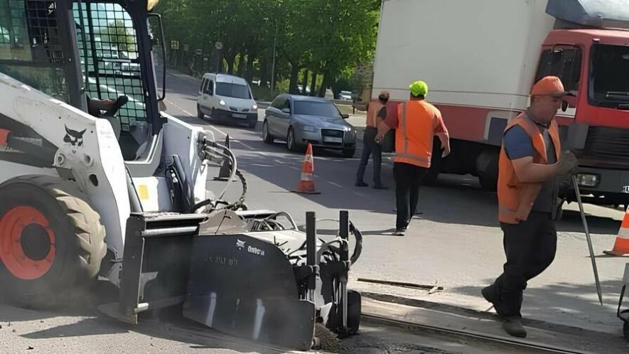 У Львові на вулиці Левандівській проводять ремонтні роботи на залізничних …