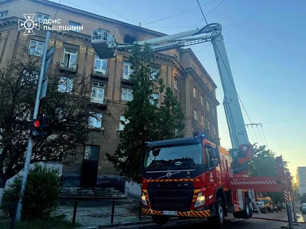 У Львові на вулиці Героїв УПА сталася пожежа в будівлі