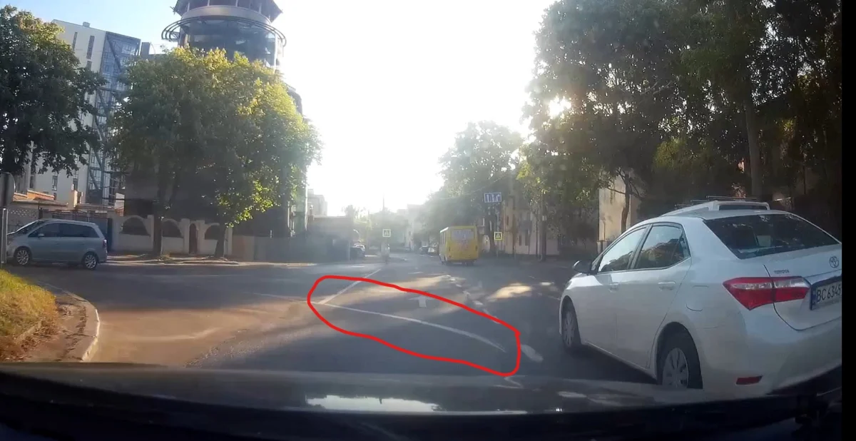У Львові на одній з вулиць створюють аварійну ситуацію (ФОТО)