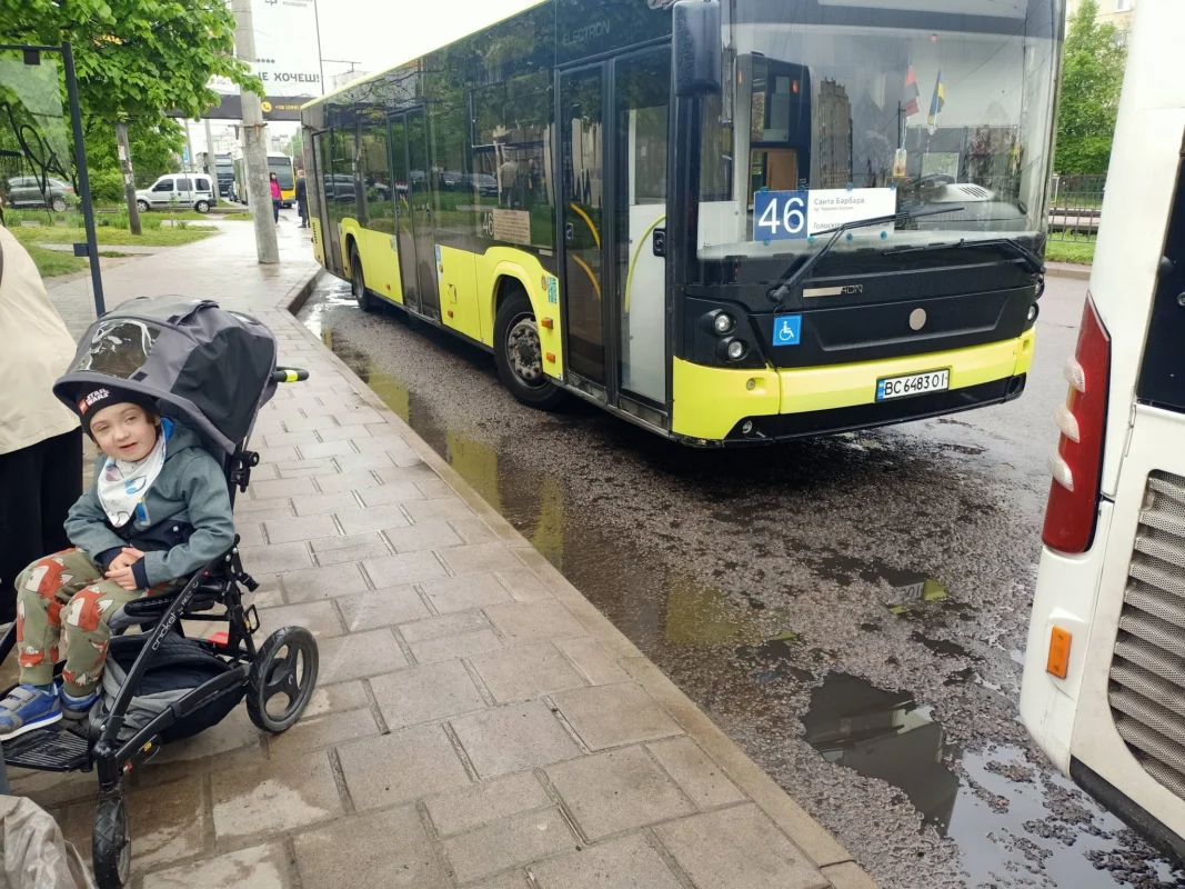 У Львові пасажирів висаджують на проїжджу частину